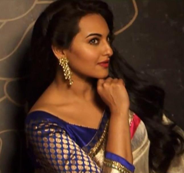 Sonakshi Sinha Walks The Ramp For Rajguru Sarees News Nation